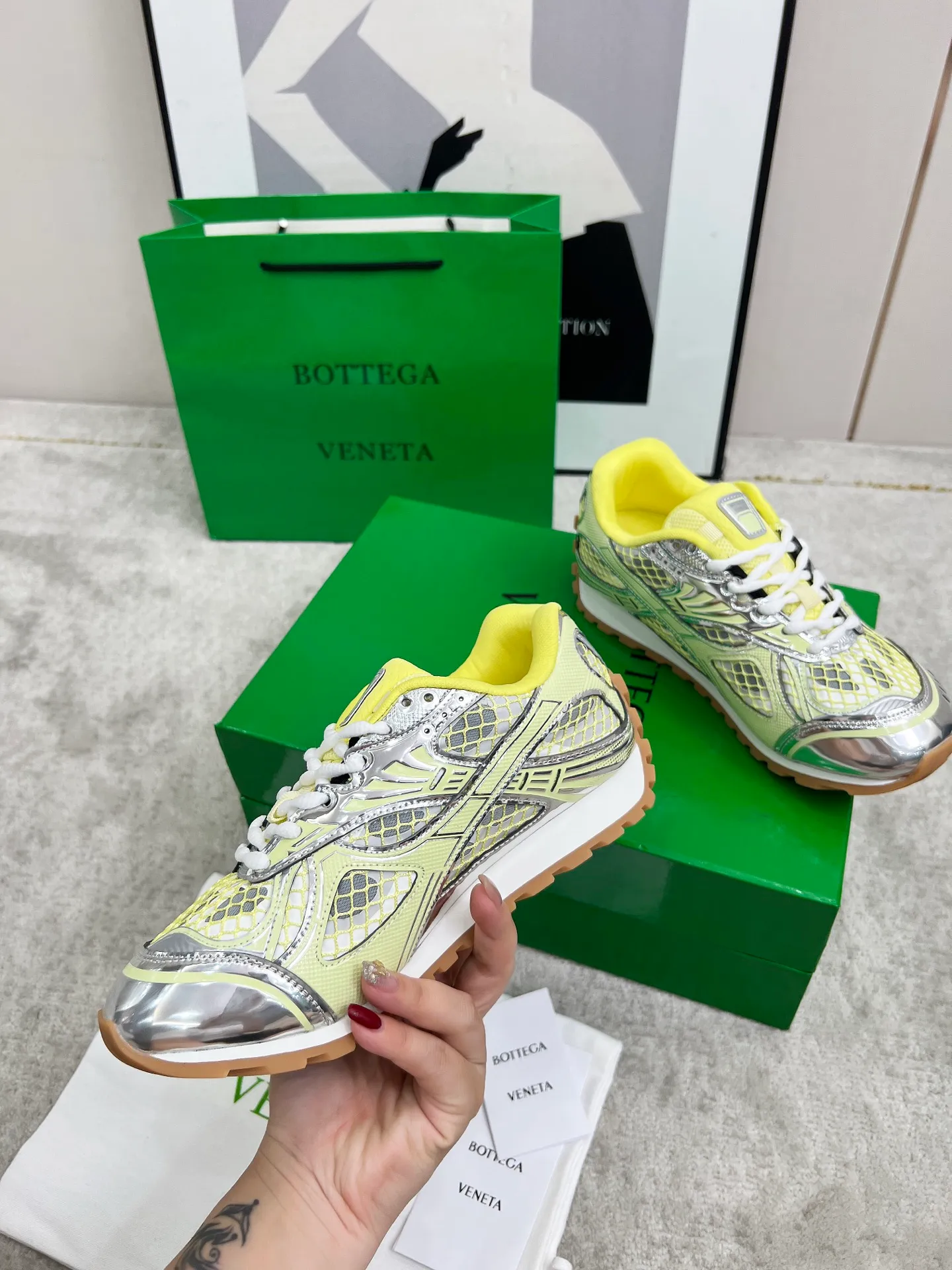 P540. Top version (couples model) Bottega Veneta Bottega Veneta 23ss autumn and winter show BV Orbit sneakers Wang Yibo's same style couples casual shoes dad shoes! Runner sneakers! Original purchase and development!  Made of original lightweight technical mesh fabric, the same as the original version! The process is complicated!  Paired with a rubber outsole designed with a geometric pattern, the high version of the Wang Zha series is actually much taller, but the legs still look slim. Very nice. Durable and playable, standard and version-matching shoe package technology, look for high-end versions. The original outsole is exclusively molded, and the color-blocked TPU outsole is used. The material and weight are the same as the original!  Size: #Female 35-41 (40 and 41 customized sizes are non-refundable) Male 39-45 (45 size customized are non-returnable and exchangeable)